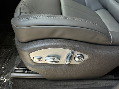 Certified 2025 Porsche Macan image 14