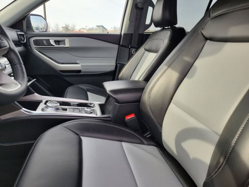 Used 2023 Ford Explorer XLT w/ Equipment Group 202A image 21