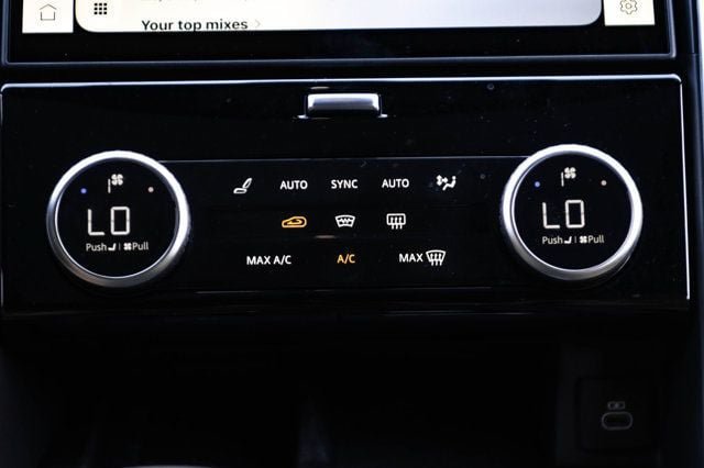 Used 2025 Land Rover Discovery Dynamic SE AWD/4WD image 36