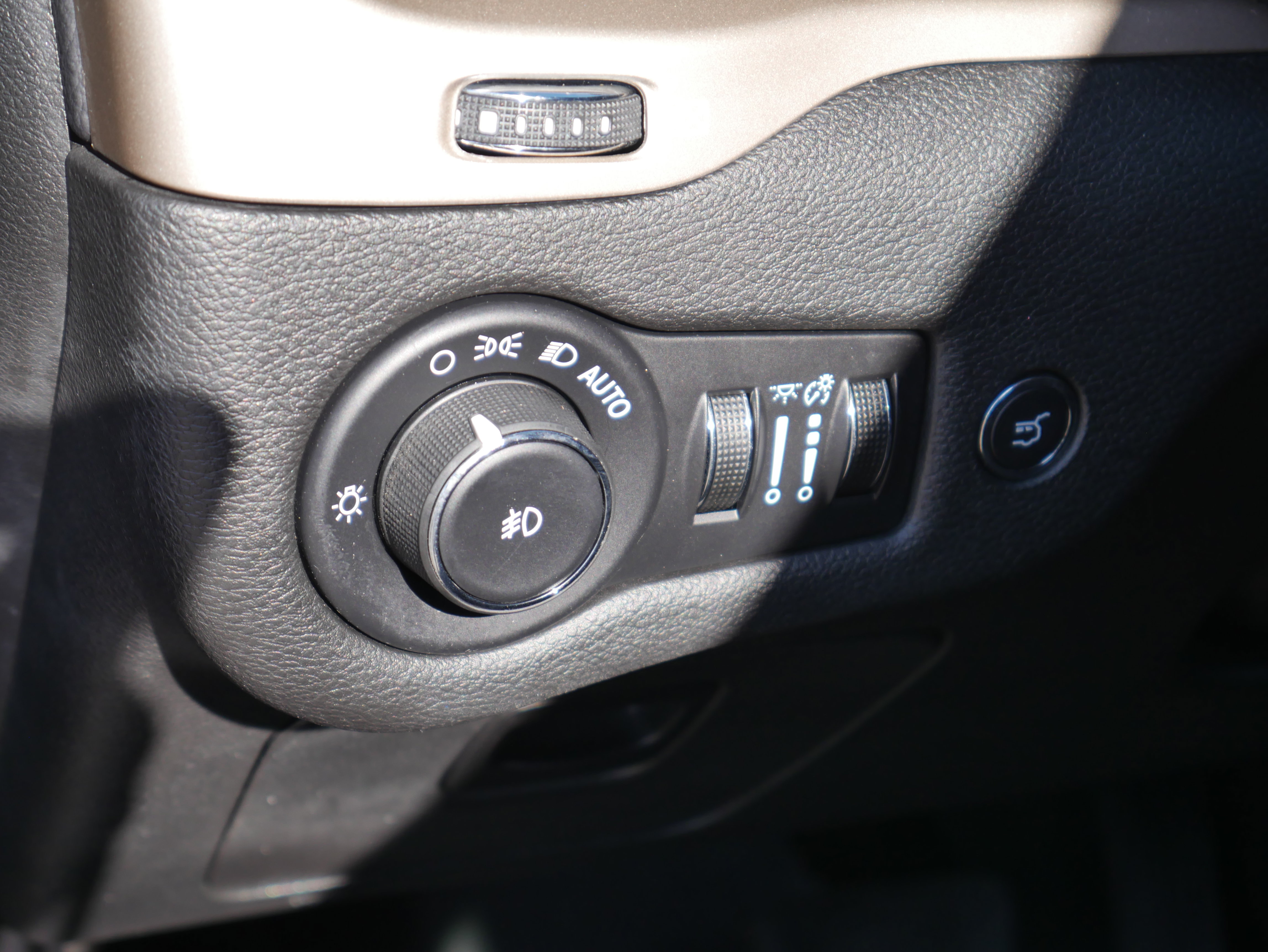 Used 2016 Jeep Cherokee Latitude w/ Comfort/Convenience Group AWD/4WD image 6