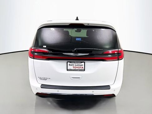 Used 2024 Chrysler Pacifica Touring-L FWD image 6