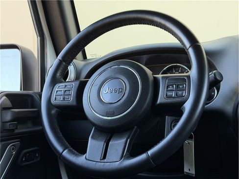 Used 2015 Jeep Wrangler Unlimited Sahara w/ Connectivity Group AWD/4WD image 12