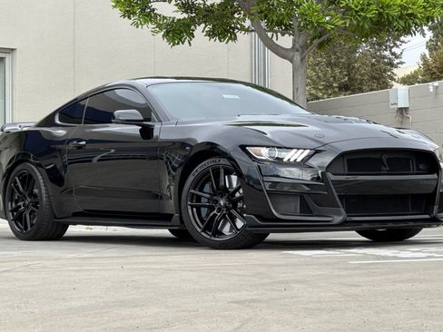 Used 2022 Ford Mustang Shelby GT500 w/ Technology Package RWD image 2