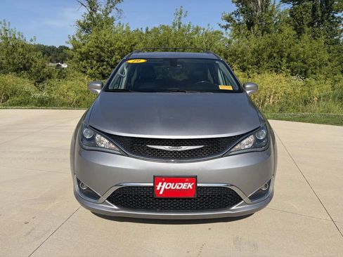 Used 2019 Chrysler Pacifica Touring-L FWD image 2