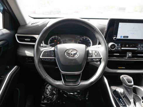 Used 2023 Toyota Highlander XLE AWD/4WD image 21