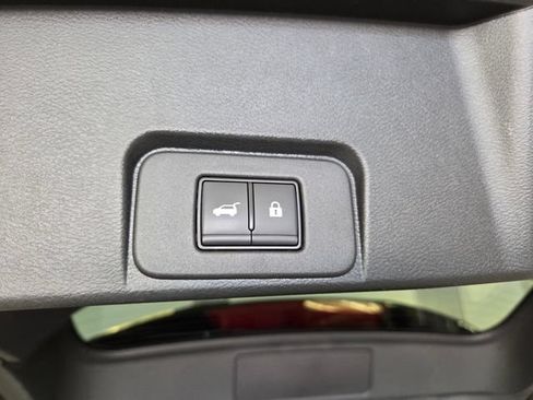 Used 2023 Nissan Rogue Platinum FWD image 17