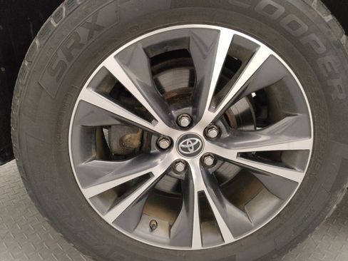 Used 2018 Toyota Highlander LE image 31