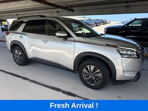 Used 2025 Nissan Pathfinder SV FWD image 16