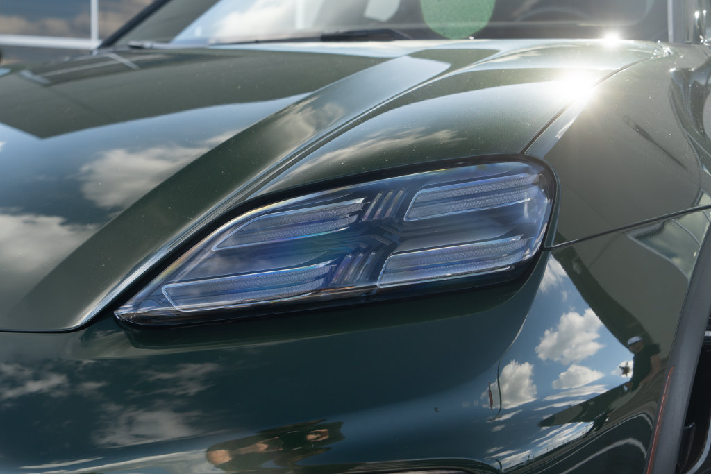 Used 2024 Porsche Macan 4 Electric AWD/4WD image 2