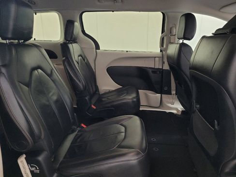 Used 2017 Chrysler Pacifica Touring-L FWD image 19