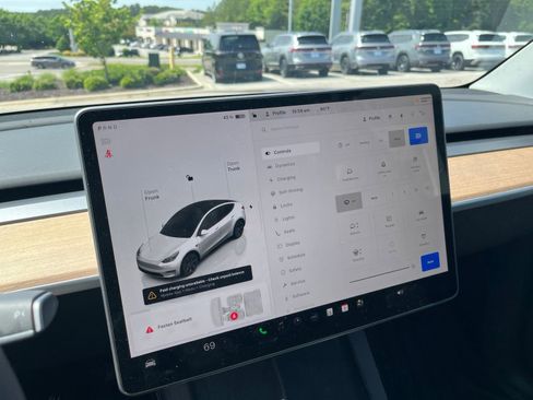 Used 2025 Tesla Model Y Long Range RWD image 11