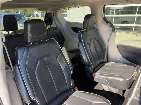Used 2023 Chrysler Pacifica Limited FWD image 39