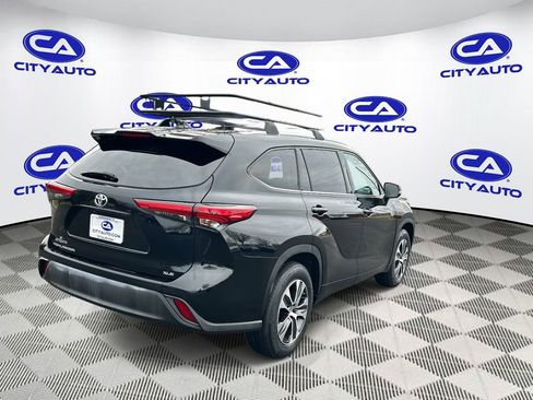 Used 2021 Toyota Highlander XLE image 3