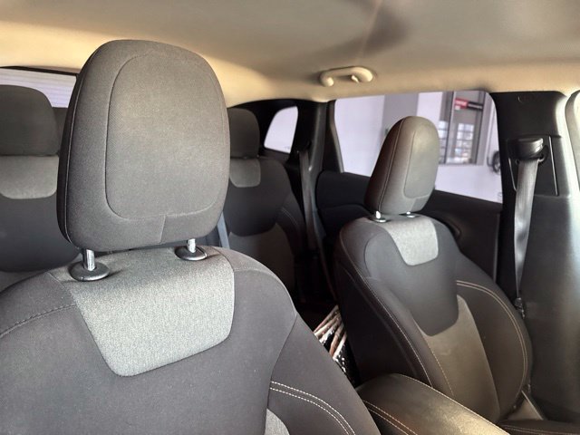 Used 2018 Jeep Cherokee Latitude w/ Altitude Package FWD image 7