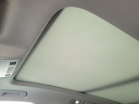 Used 2022 Volkswagen Taos SE w/ Panoramic Sunroof Package image 10