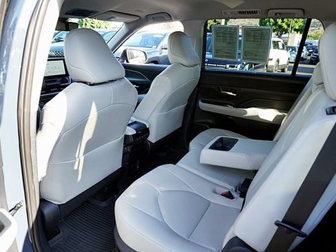 Used 2025 Toyota Grand Highlander AWD Hybrid image 18