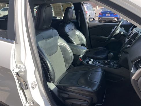 Used 2021 Jeep Cherokee Latitude Plus AWD/4WD image 22