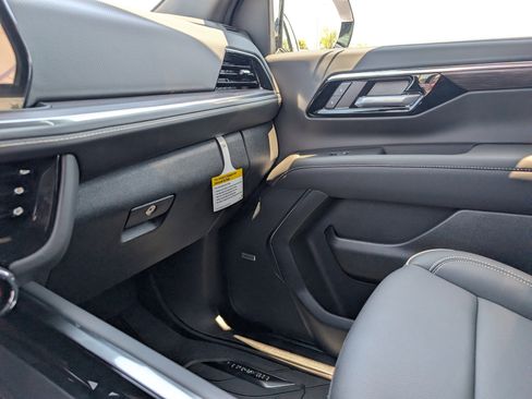 New 2026 Chevrolet Suburban Premier RWD image 31