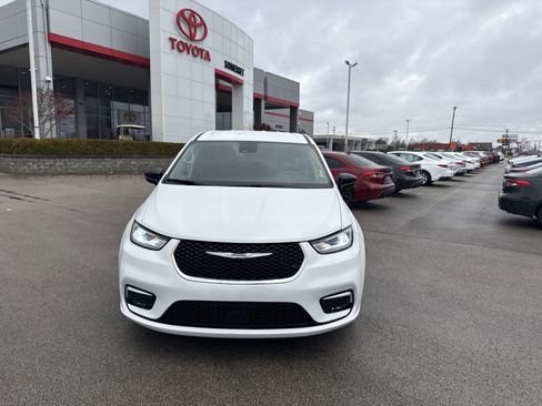 Used 2024 Chrysler Pacifica Touring-L image 8