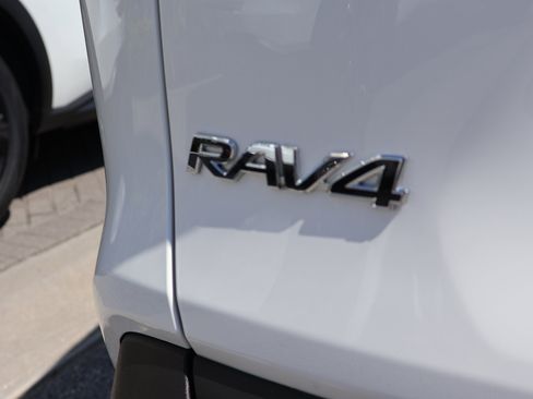 Used 2019 Toyota RAV4 LE FWD image 8