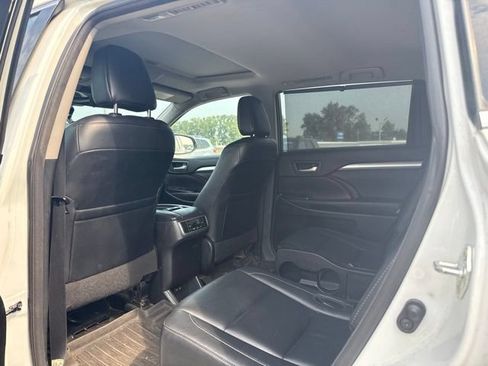 Used 2018 Toyota Highlander XLE AWD/4WD image 12