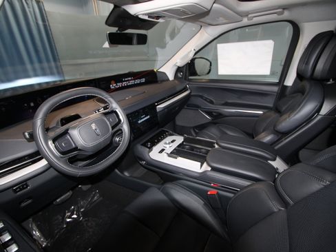 New 2025 Lincoln Navigator Reserve AWD/4WD image 2