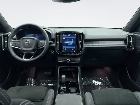 Used 2025 Volvo XC40 B5 Plus AWD/4WD image 14