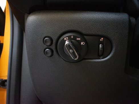 Used 2018 MINI Cooper 2-Door Hardtop image 19