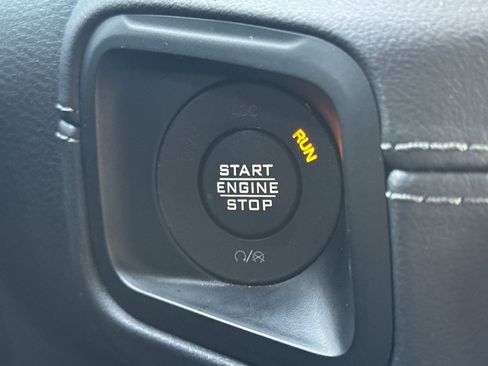 Used 2025 Jeep Wrangler Sahara image 33