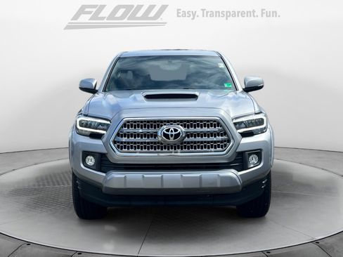 Used 2017 Toyota Tacoma TRD Sport image 3