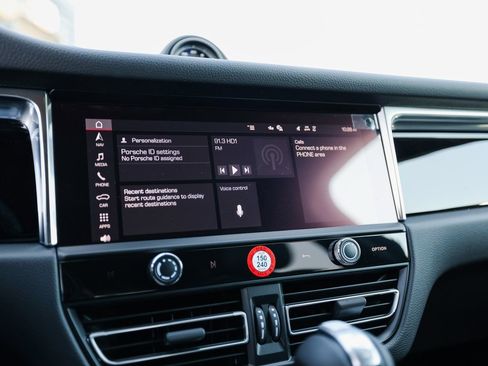 Certified 2025 Porsche Macan image 14