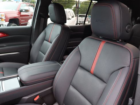 Used 2024 Chevrolet Traverse RS FWD image 19