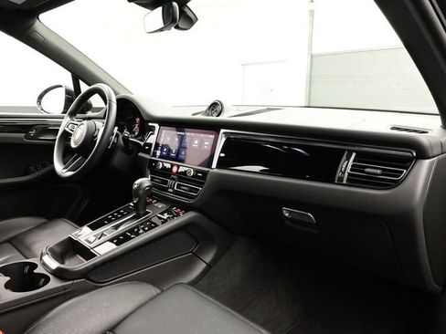 Certified 2025 Porsche Macan AWD/4WD image 19