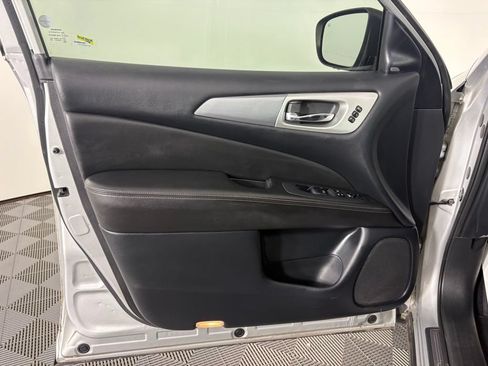Used 2019 Nissan Pathfinder SL FWD image 16