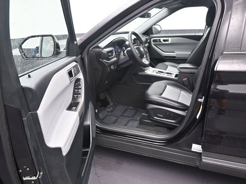 Used 2024 Ford Explorer XLT w/ Equipment Group 202A image 10