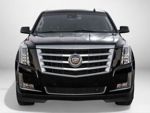 Used 2015 Cadillac Escalade Luxury image 3