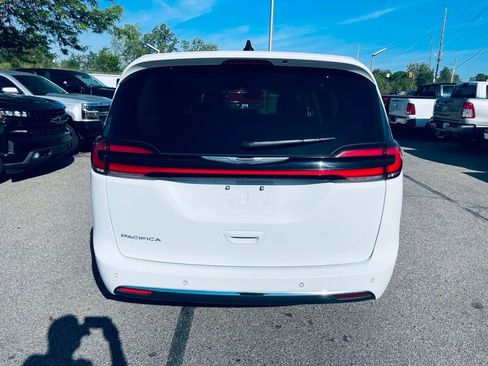 Used 2023 Chrysler Pacifica Touring-L FWD image 5
