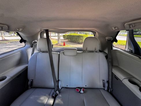 Used 2011 Toyota Sienna XLE FWD image 26