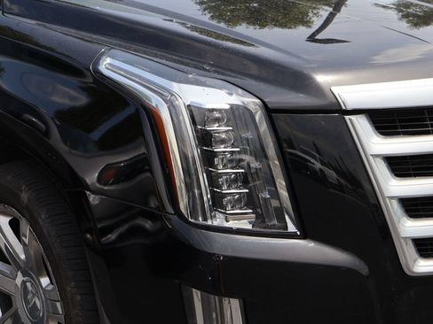 Used 2020 Cadillac Escalade ESV Luxury AWD/4WD image 6