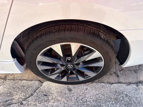 Used 2019 Nissan Sentra SR w/ Exterior Package image 9