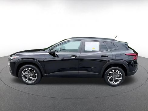 Used 2025 Chevrolet Trax LT w/ LT Convenience Package FWD image 8