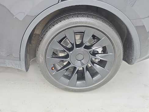 Used 2022 Tesla Model Y Long Range image 34