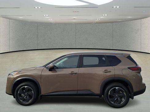 Used 2025 Nissan Rogue SV w/ SV Premium Package image 2