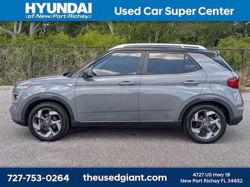 Certified 2022 Hyundai Venue Limited w/ Cargo Package FWD image 2
