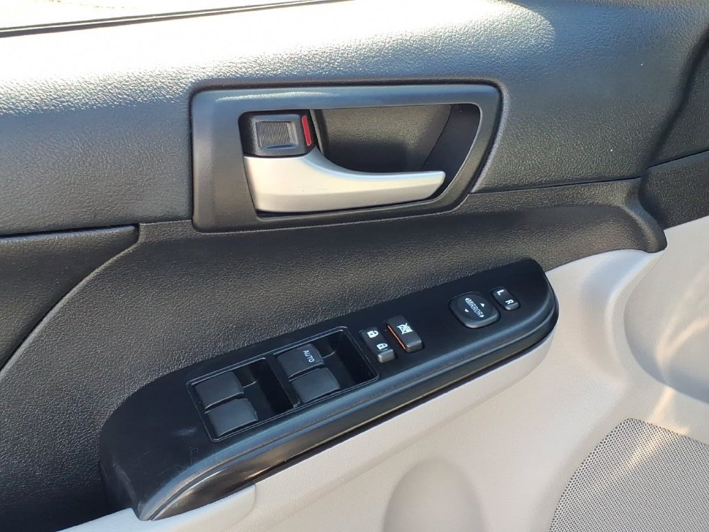 Used 2013 Toyota Camry LE FWD image 4