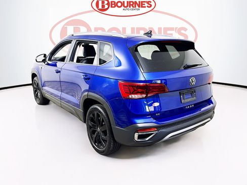 Used 2023 Volkswagen Taos SE w/ Panoramic Sunroof Package FWD image 9