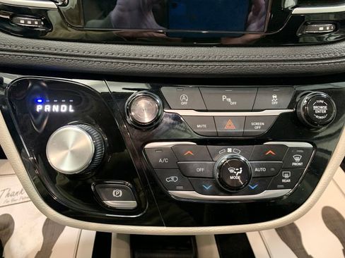 Used 2020 Chrysler Pacifica Limited image 31
