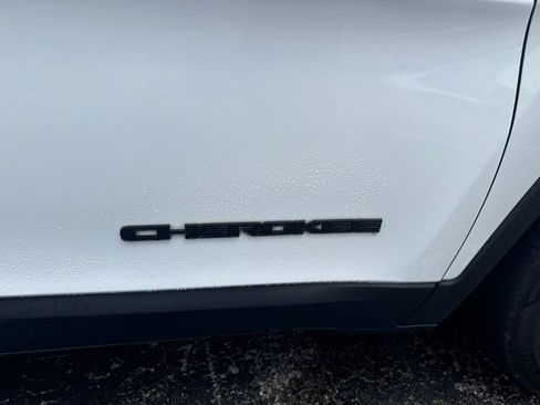 Used 2019 Jeep Cherokee Latitude Plus FWD image 3
