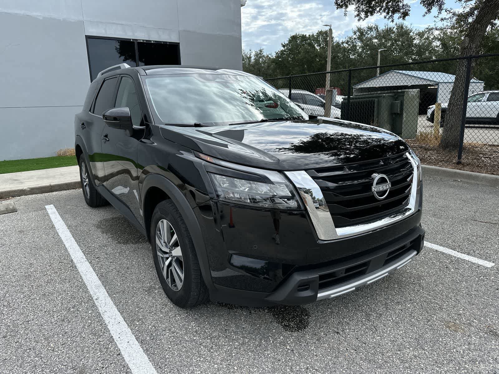 Used 2025 Nissan Pathfinder SL AWD/4WD image 11