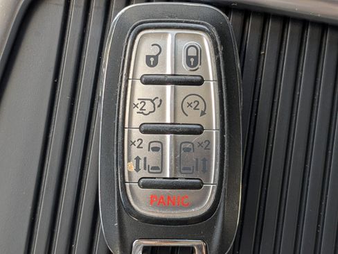 Used 2023 Chrysler Pacifica Touring-L image 36